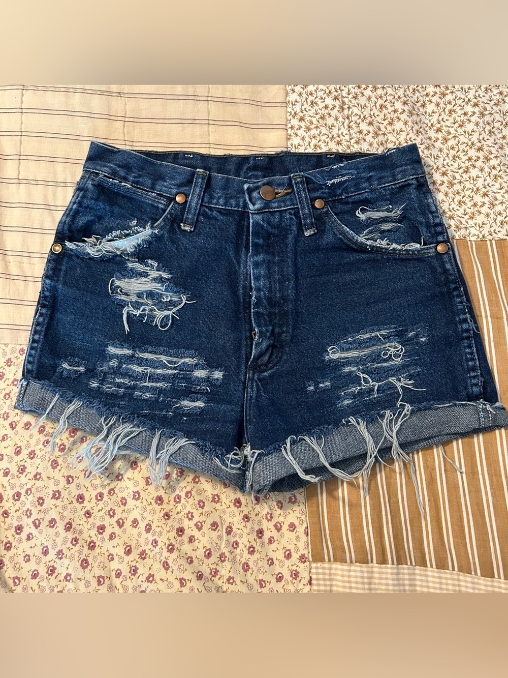 Women’s distressed wrangler denim shorts size 25